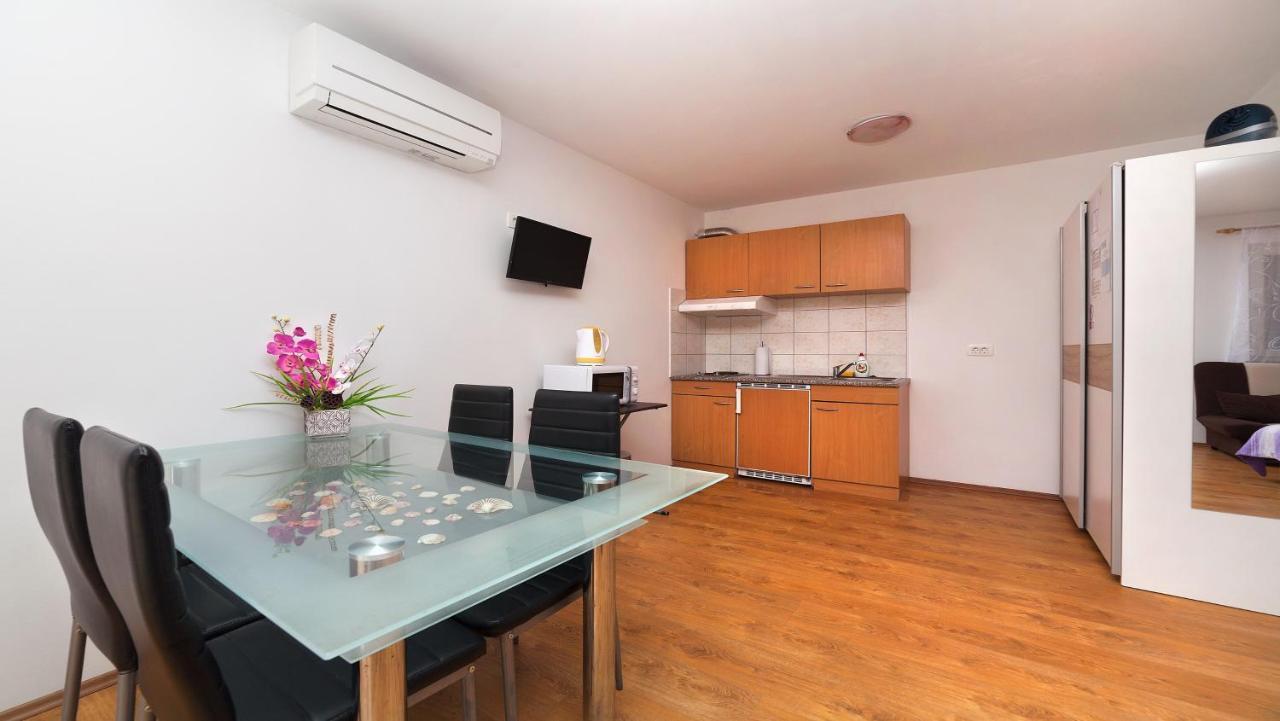 Apartments Barbara With Pool เบรอเซส ห้อง รูปภาพ