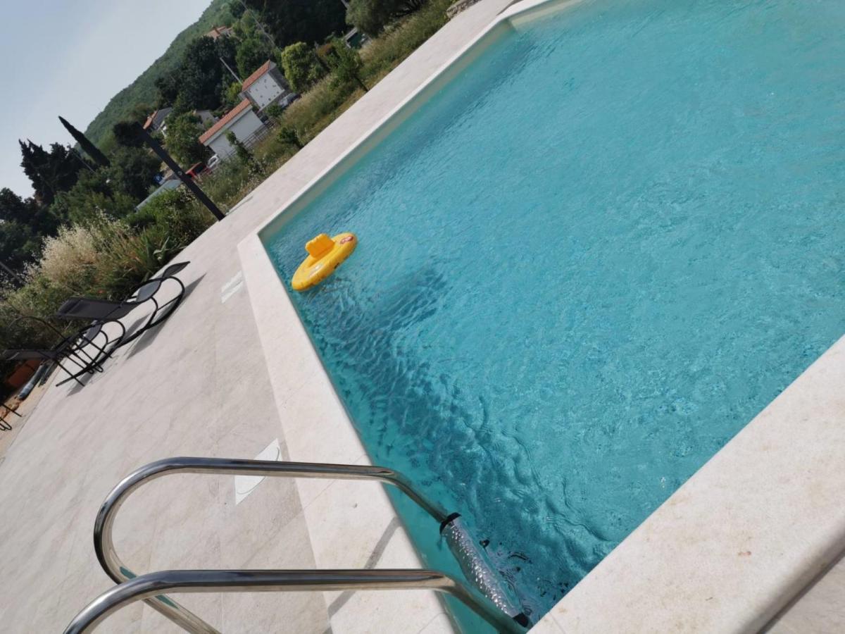 Apartments Barbara With Pool เบรอเซส ภายนอก รูปภาพ