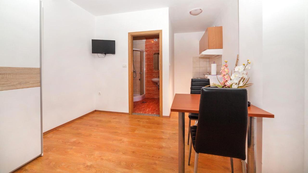 Apartments Barbara With Pool เบรอเซส ภายนอก รูปภาพ