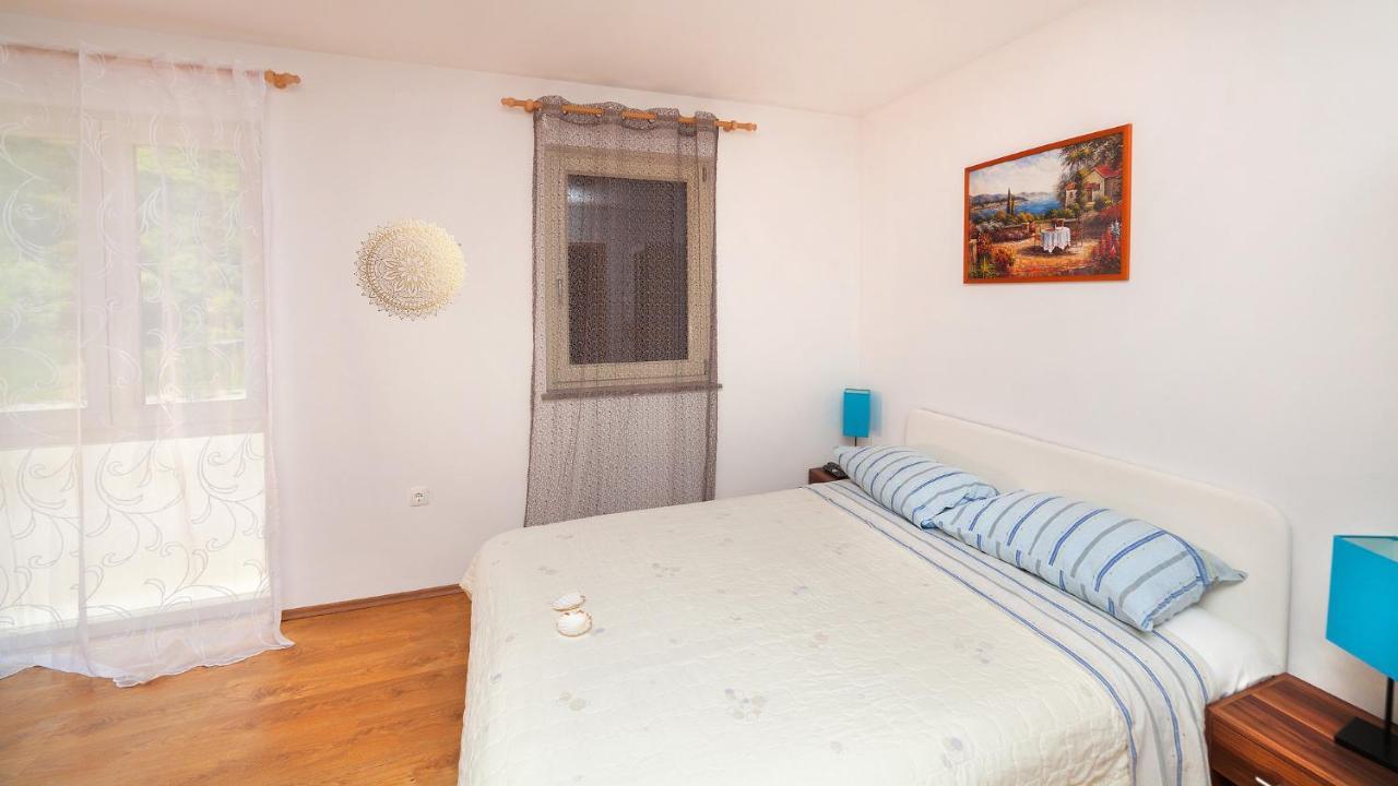 Apartments Barbara With Pool เบรอเซส ภายนอก รูปภาพ