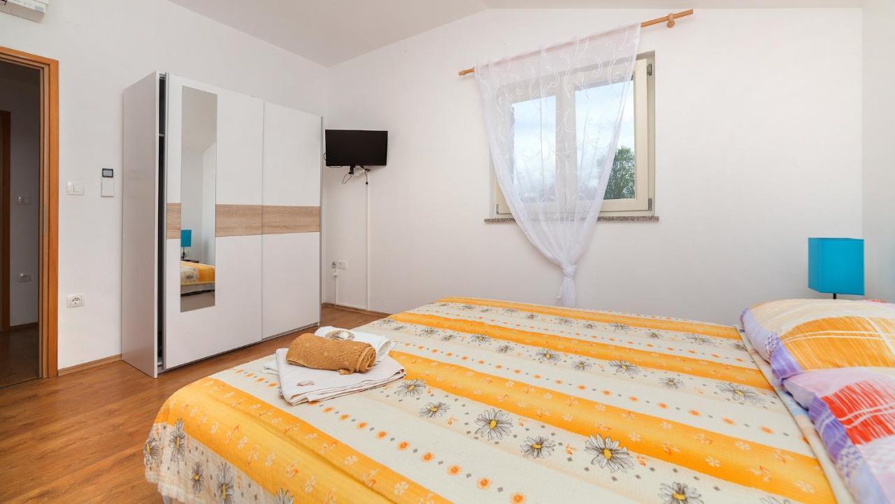 Apartments Barbara With Pool เบรอเซส ภายนอก รูปภาพ