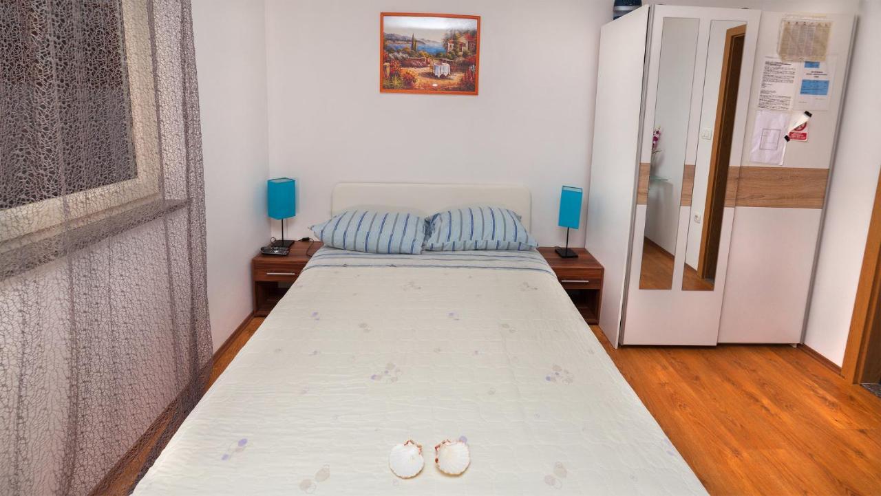 Apartments Barbara With Pool เบรอเซส ภายนอก รูปภาพ