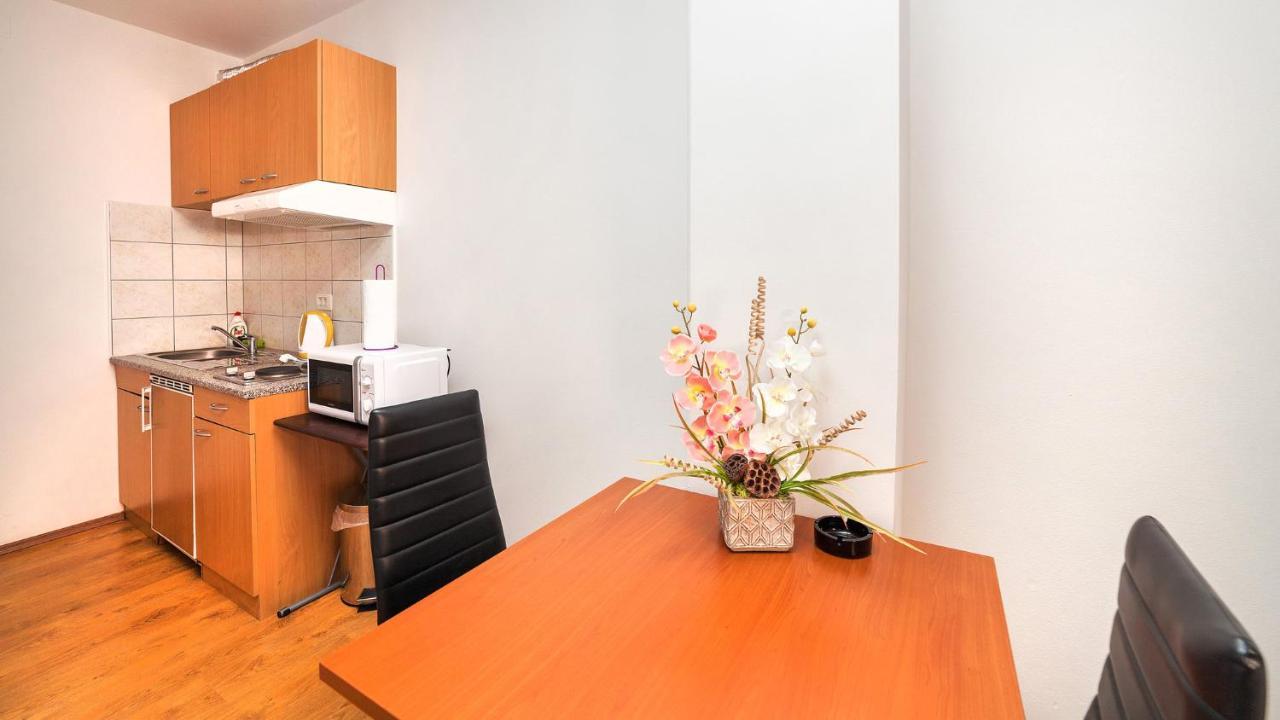 Apartments Barbara With Pool เบรอเซส ภายนอก รูปภาพ