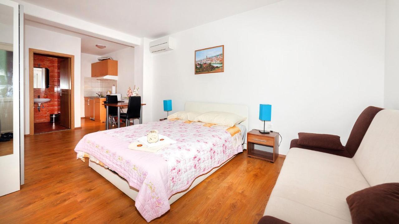 Apartments Barbara With Pool เบรอเซส ภายนอก รูปภาพ