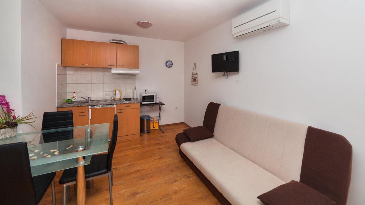 Apartments Barbara With Pool เบรอเซส ภายนอก รูปภาพ