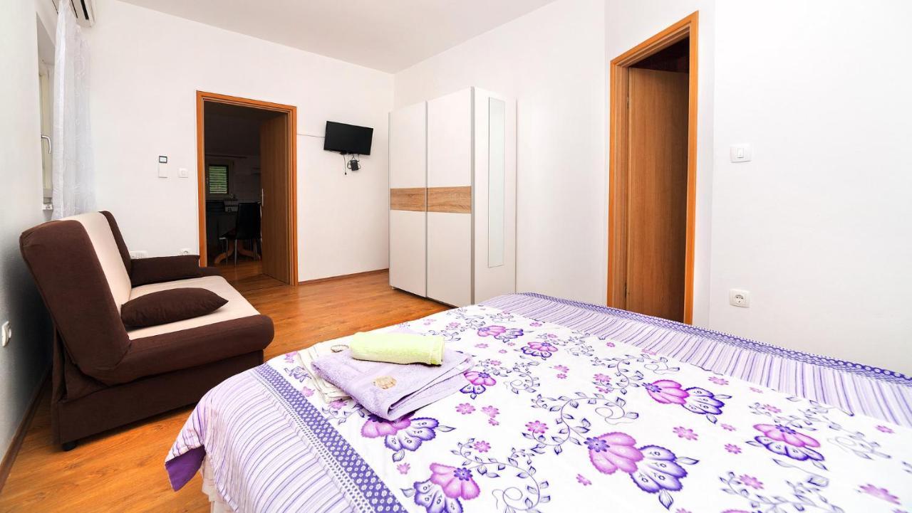 Apartments Barbara With Pool เบรอเซส ภายนอก รูปภาพ