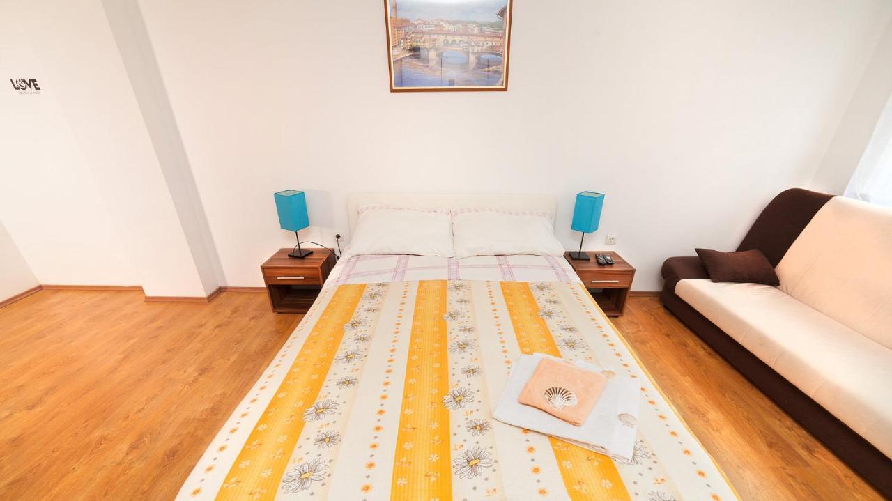Apartments Barbara With Pool เบรอเซส ภายนอก รูปภาพ