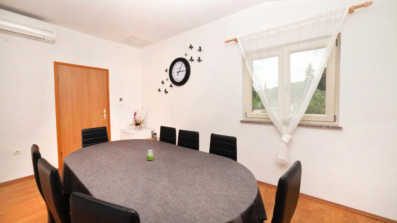Apartments Barbara With Pool เบรอเซส ภายนอก รูปภาพ
