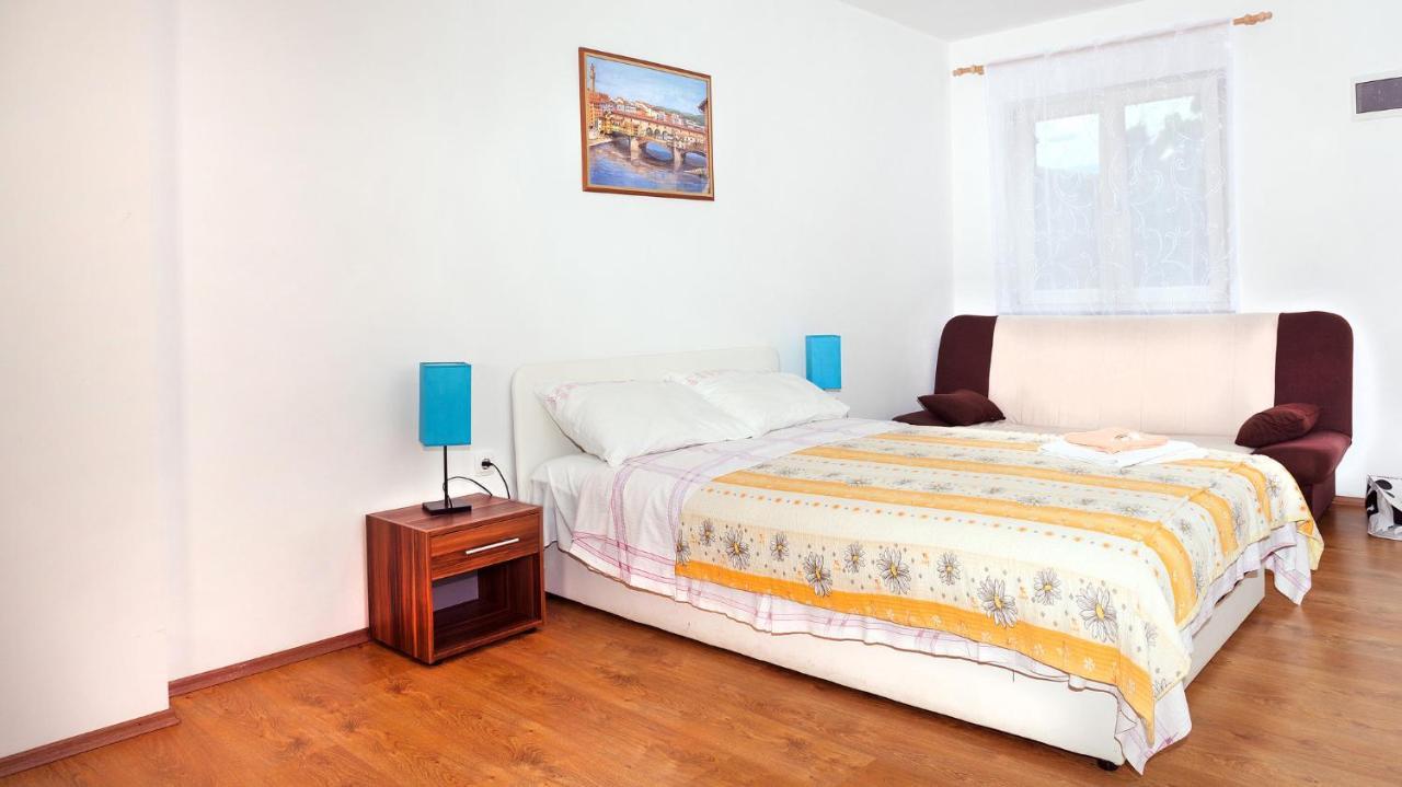 Apartments Barbara With Pool เบรอเซส ภายนอก รูปภาพ