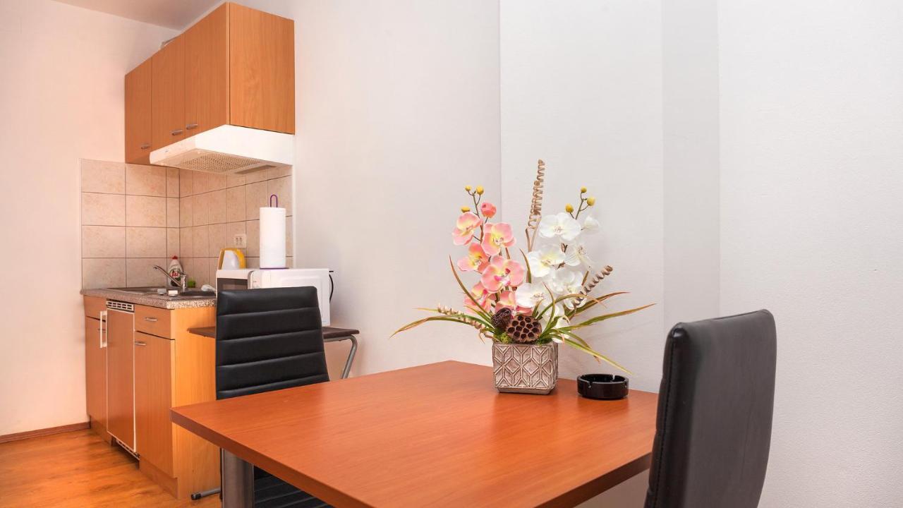 Apartments Barbara With Pool เบรอเซส ภายนอก รูปภาพ