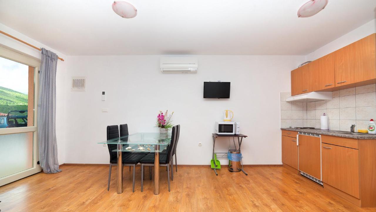 Apartments Barbara With Pool เบรอเซส ภายนอก รูปภาพ