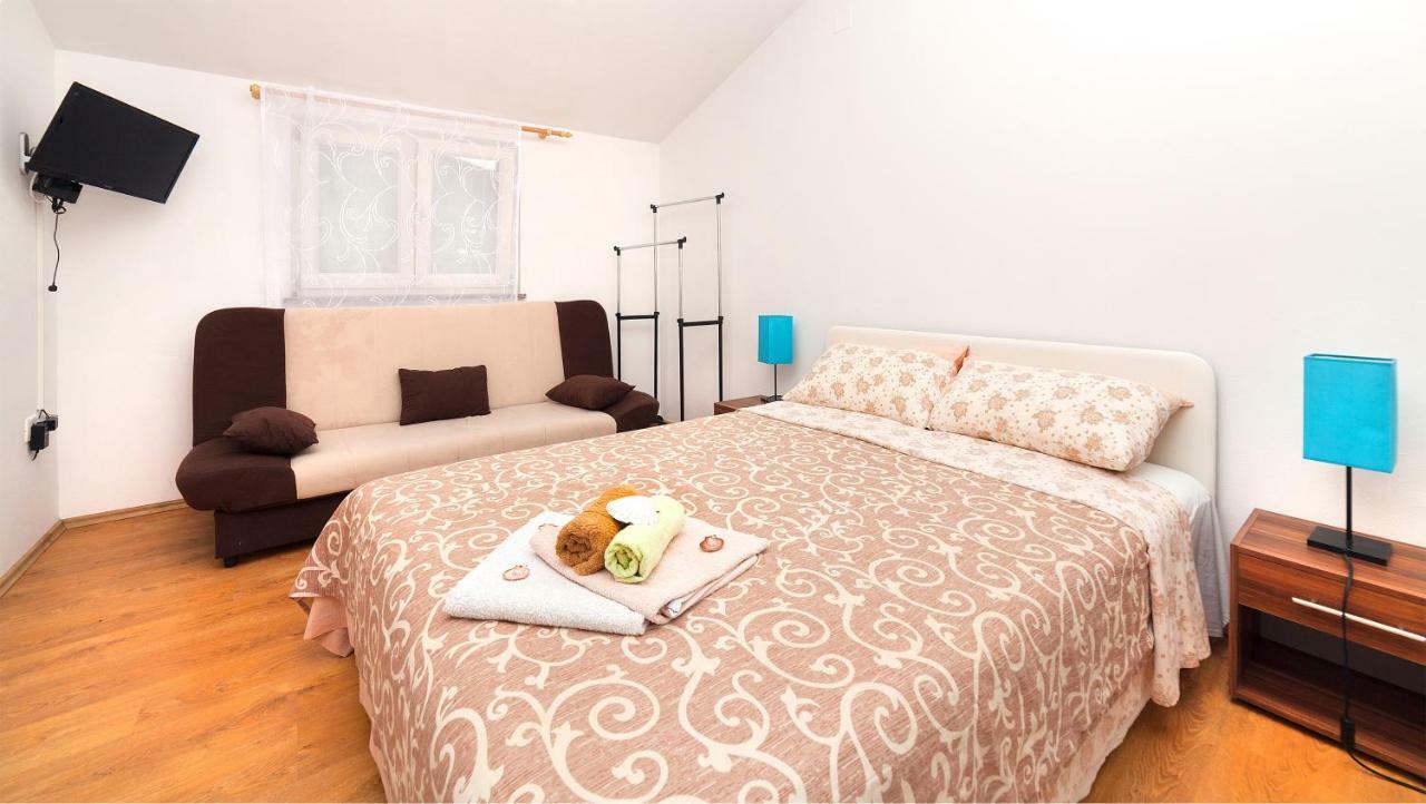 Apartments Barbara With Pool เบรอเซส ภายนอก รูปภาพ